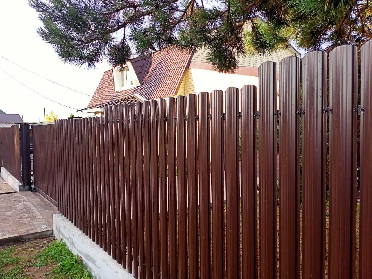 забор из штакетника шоколад фото1 в Рубежном