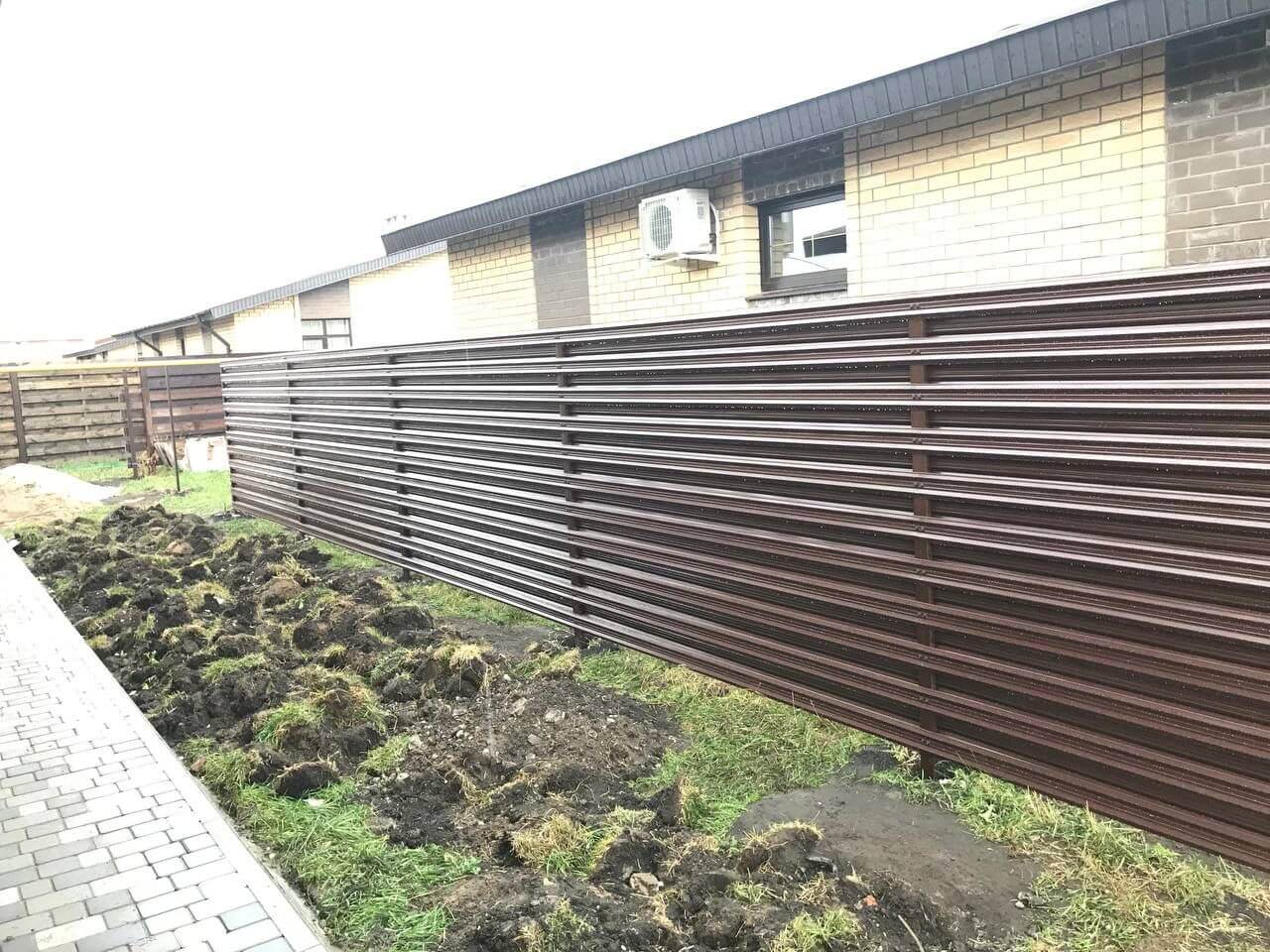 забор из штакетника шоколад фото1 в Рубежном