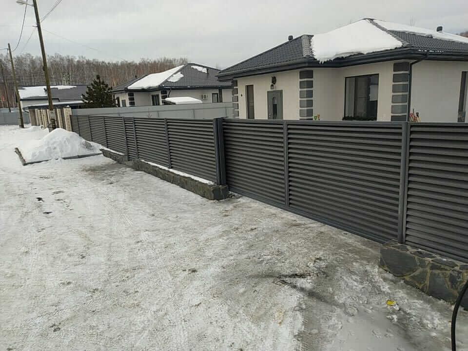 Забор-жалюзи с входной группой 26м RAL7024 Серый Графит МАТТЕ фото 1 в Рубежном