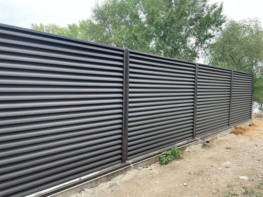 Забор-жалюзи с ламелями еврожалюзи 29м RAL8019/8019 Темный Шоколад МАТТЕ двухсторонний фото 2 в Рубежном
