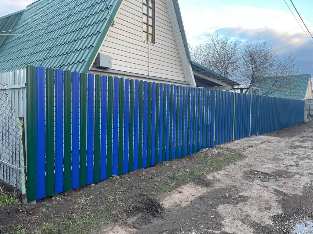 Забор из штакетника двух цветов 16м RAL6005 Зеленый Мох + RAL5002 Синий Ультрамарин фото 2 в Рубежном