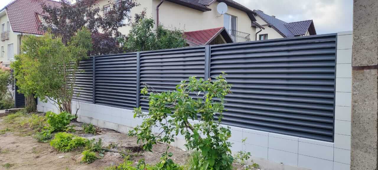 Забор-жалюзи из ламелей ЭКО-Z 17м RAL7024 Серый Графит фото 6 в Рубежном