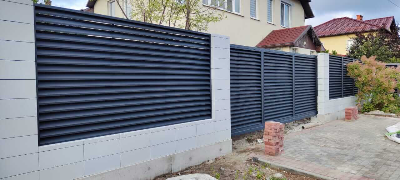 Забор-жалюзи из ламелей ЭКО-Z 17м RAL7024 Серый Графит фото 2 в Рубежном