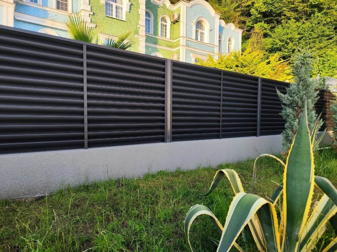 Забор-жалюзи из ламелей еврожалюзи 24м RAL7024 Серый Графит фото 5 в Рубежном
