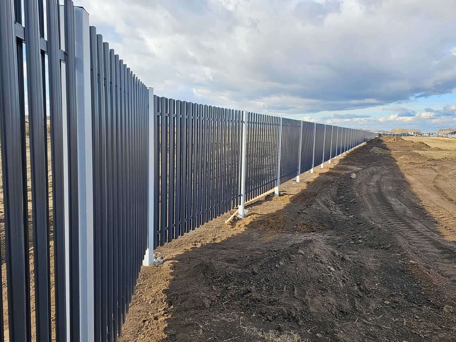 Забор из евроштакетника 234м RAL7024/7024 Серый Графит двусторонний фото 4 в Рубежном