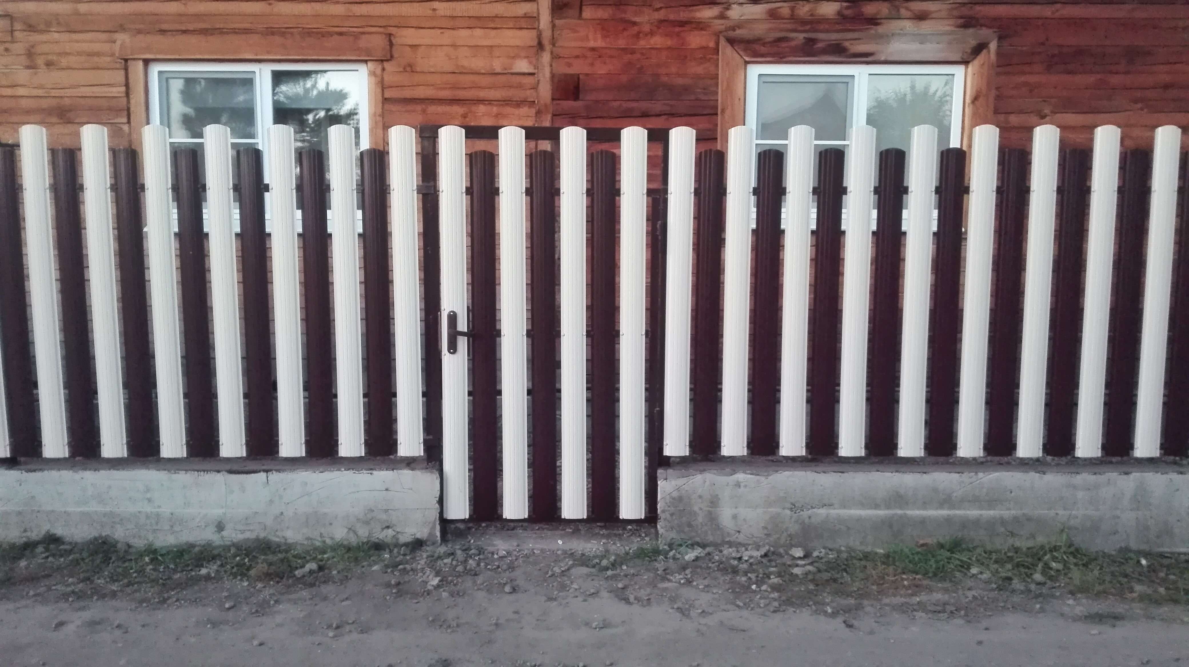 Двухцветный забор из евроштакетника 14м RAL8017 Шоколад + RAL9003 Белый в Рубежном