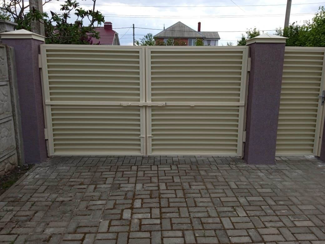 Забор-жалюзи с ламелями ЭКО-Z 10м RAL1015 Слоновая Кость фото 4 в Рубежном