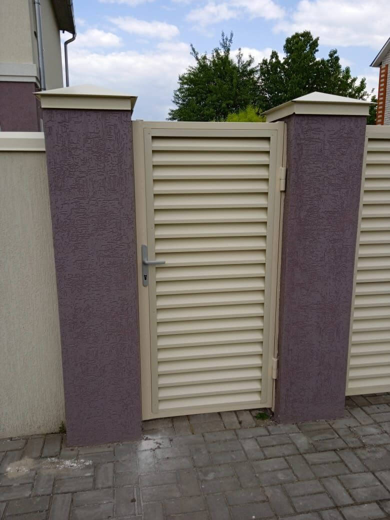 Забор-жалюзи с ламелями ЭКО-Z 10м RAL1015 Слоновая Кость фото 3 в Рубежном