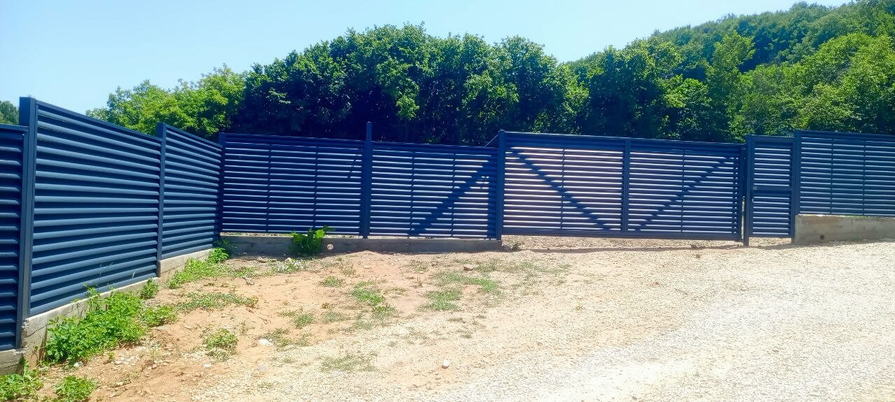 Забор-жалюзи из ламелей Еврожалюзи 53м RAL7024 Серый Графит МАТТЕ фото 7 в Рубежном