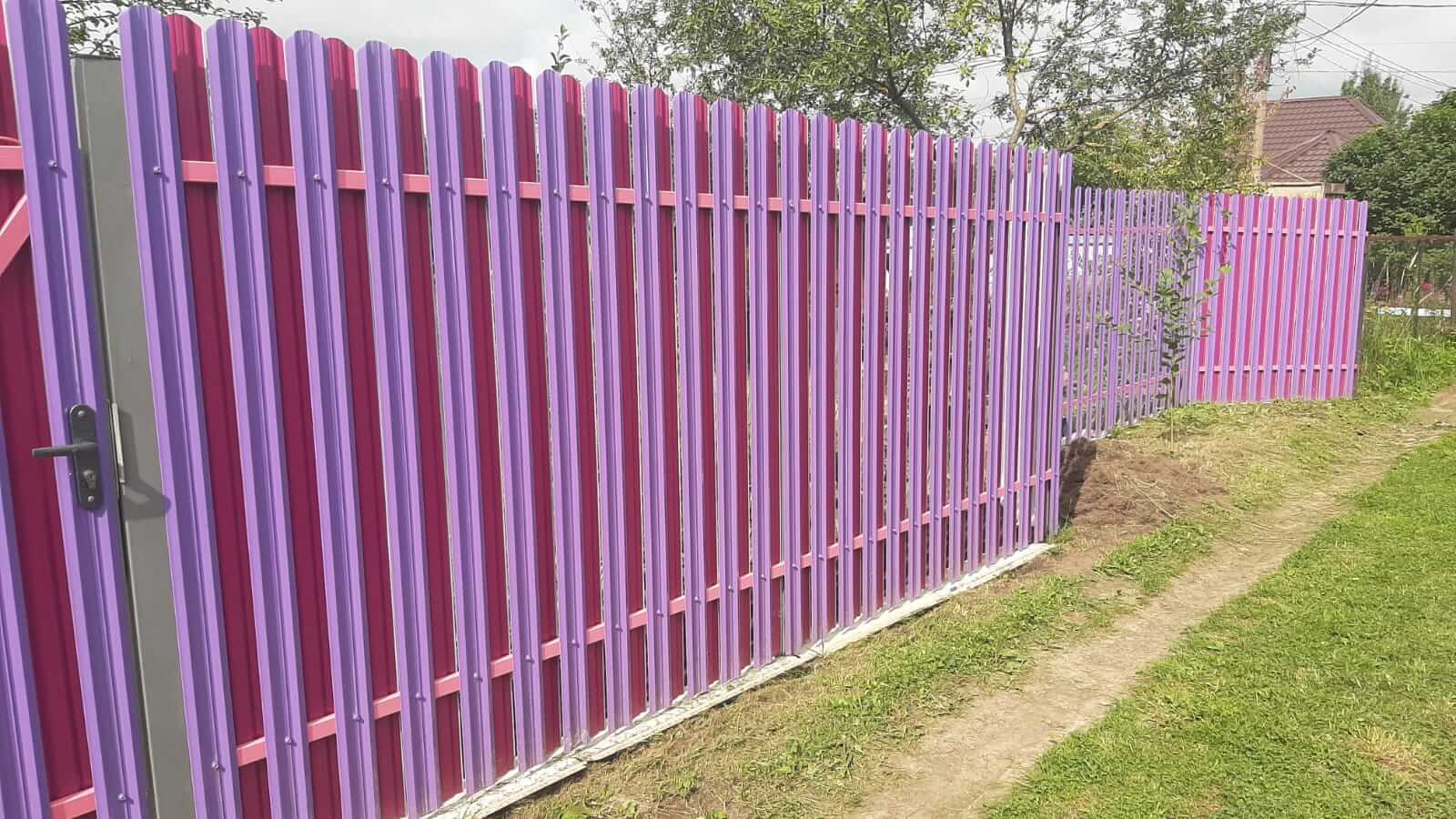 Двухцветный забор из евроштакетника 44м RAL4005 Сиреневый, RAL4006 Пурпурный фото 4 в Рубежном