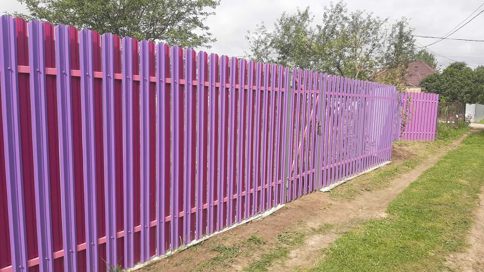 Двухцветный забор из евроштакетника 44м RAL4005 Сиреневый, RAL4006 Пурпурный фото 3 в Рубежном