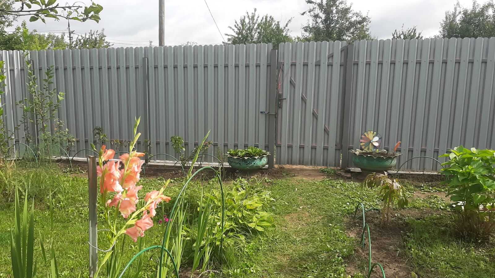 Двухцветный забор из евроштакетника 44м RAL4005 Сиреневый, RAL4006 Пурпурный фото 1 в Рубежном