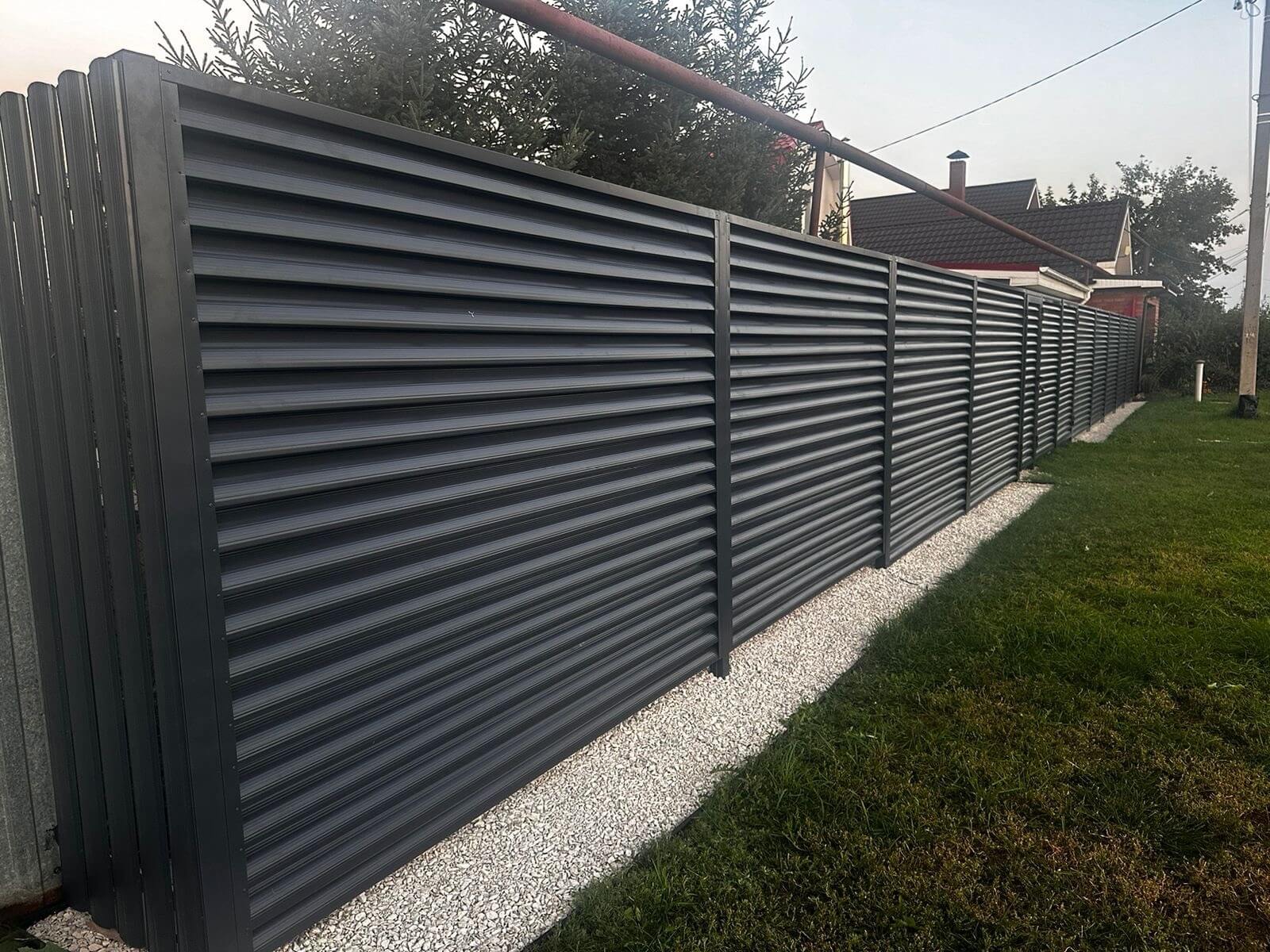 Забор из ламелей Еврожалюзи 26м RAL7024/7024 Серый Графит двусторонний фото 4 в Рубежном