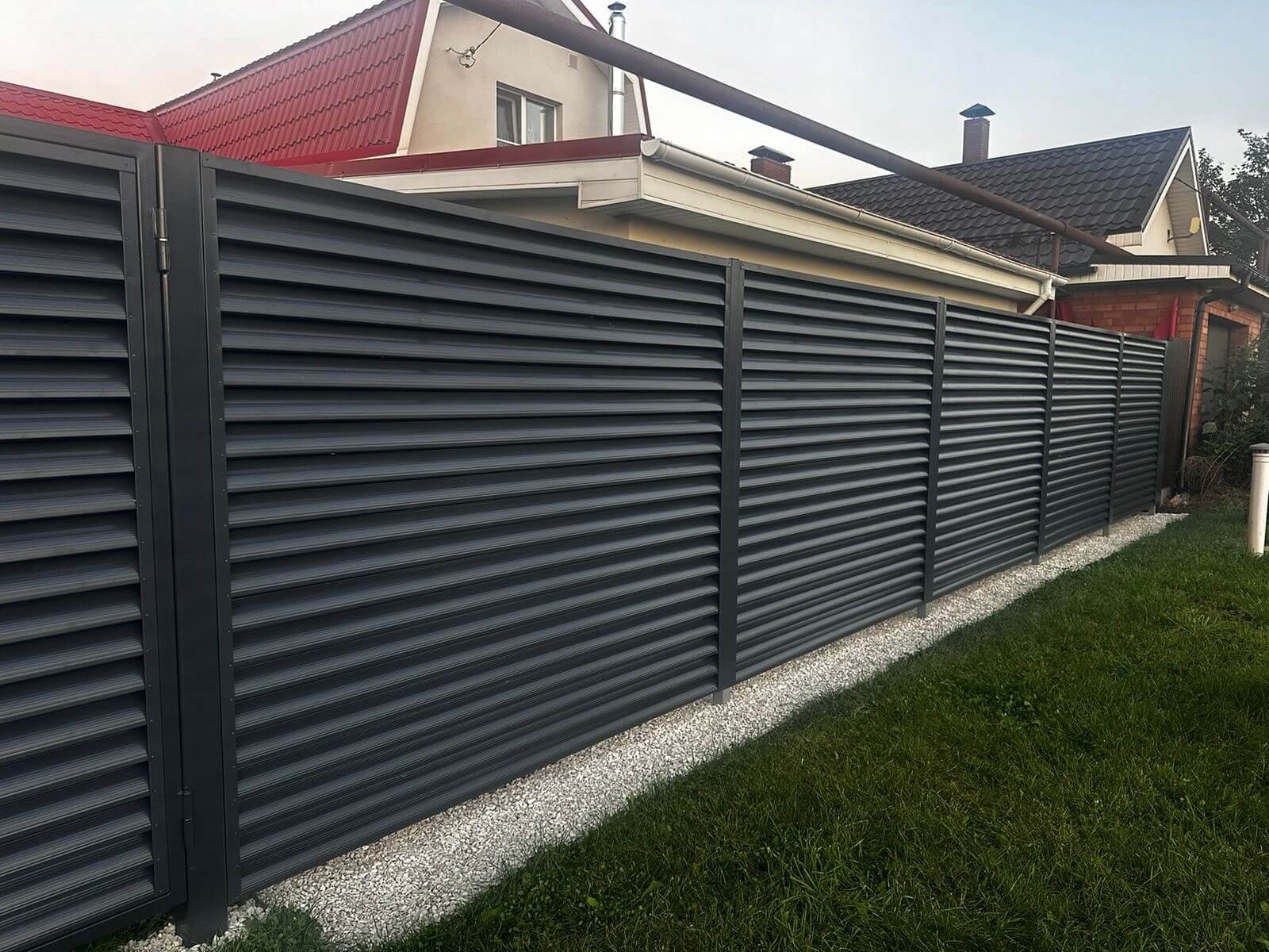 Забор из ламелей Еврожалюзи 26м RAL7024/7024 Серый Графит двусторонний фото 3 в Рубежном