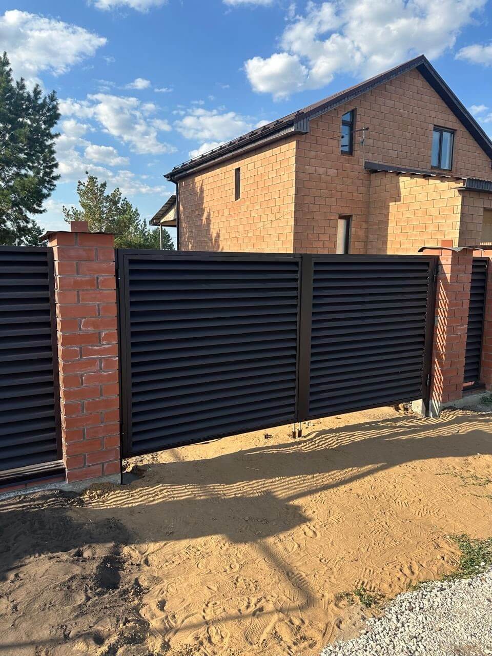 Забор-жалюзи из ламелей Еврожалюзи 38м RAL8019 Темный Шоколад МАТТЕ фото 4 в Рубежном