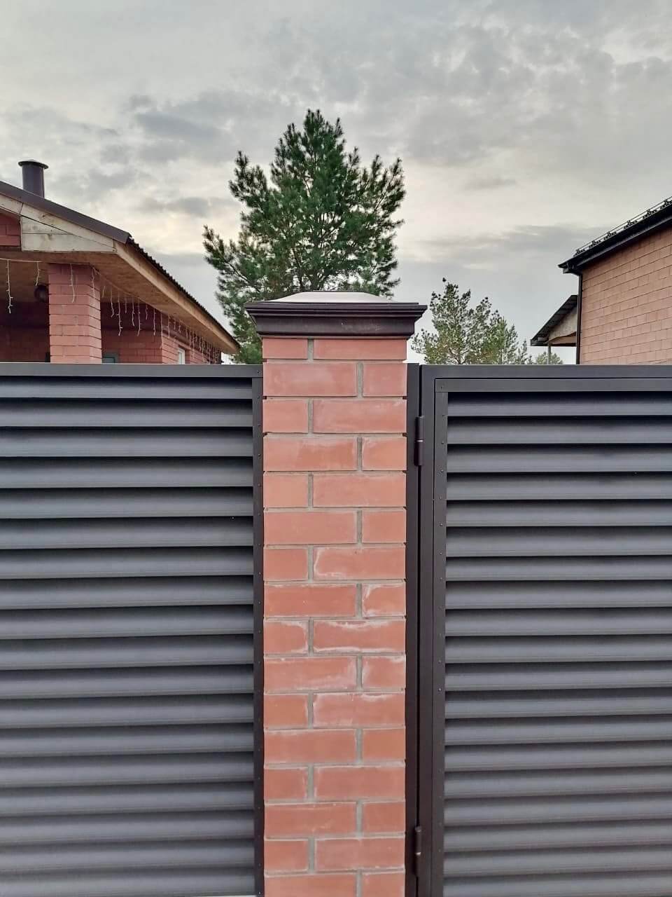 Забор-жалюзи из ламелей Еврожалюзи 38м RAL8019 Темный Шоколад МАТТЕ фото 2 в Рубежном