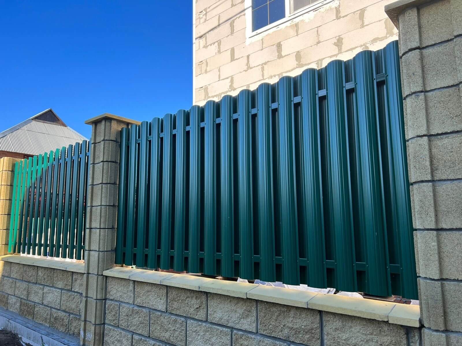 Забор из евроштакетника 22м RAL6005/6005 Зеленый Мох двусторонний фото 7 в Рубежном