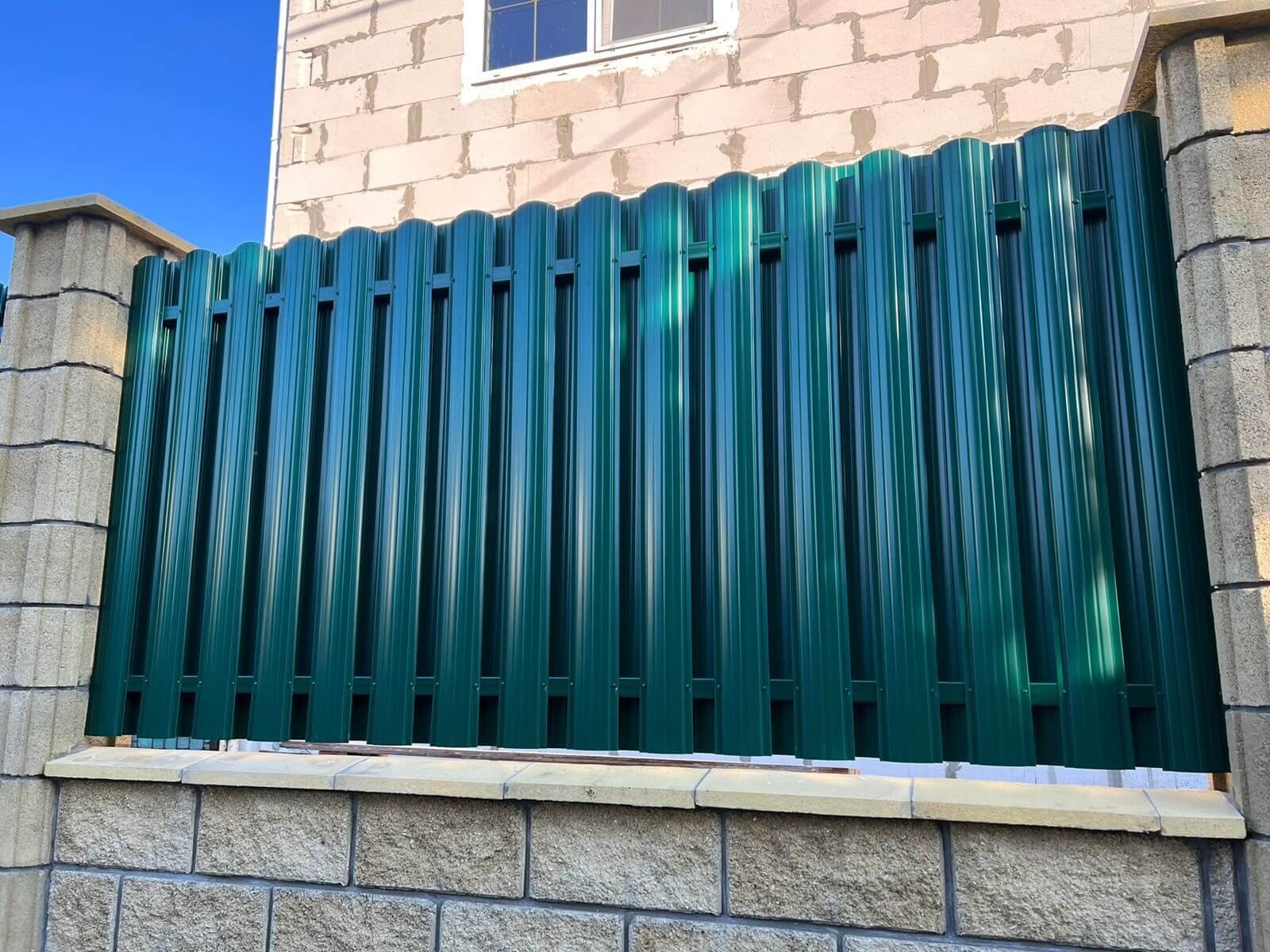 Забор из евроштакетника 22м RAL6005/6005 Зеленый Мох двусторонний фото 2 в Рубежном