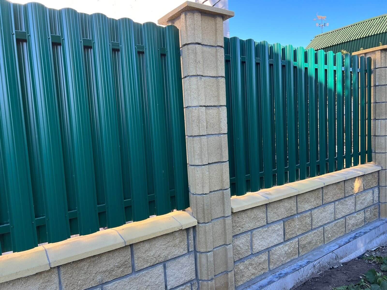 Забор из евроштакетника 22м RAL6005/6005 Зеленый Мох двусторонний фото 1 в Рубежном