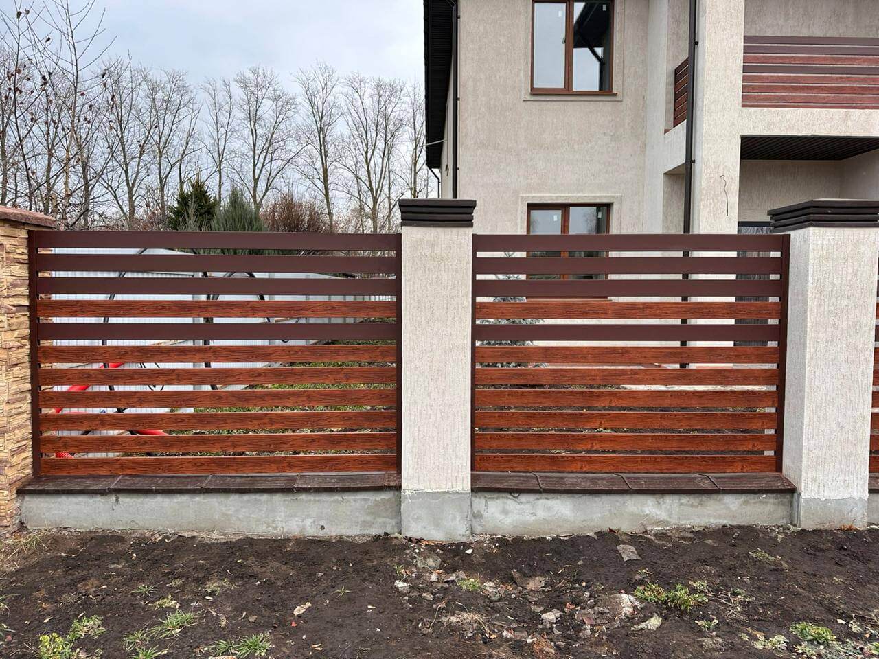 Забор-ранчо из металлопланкена 10м RAL8017 Шоколад МАТТЕ + Темное Дерево (Printech) фото 4 в Рубежном