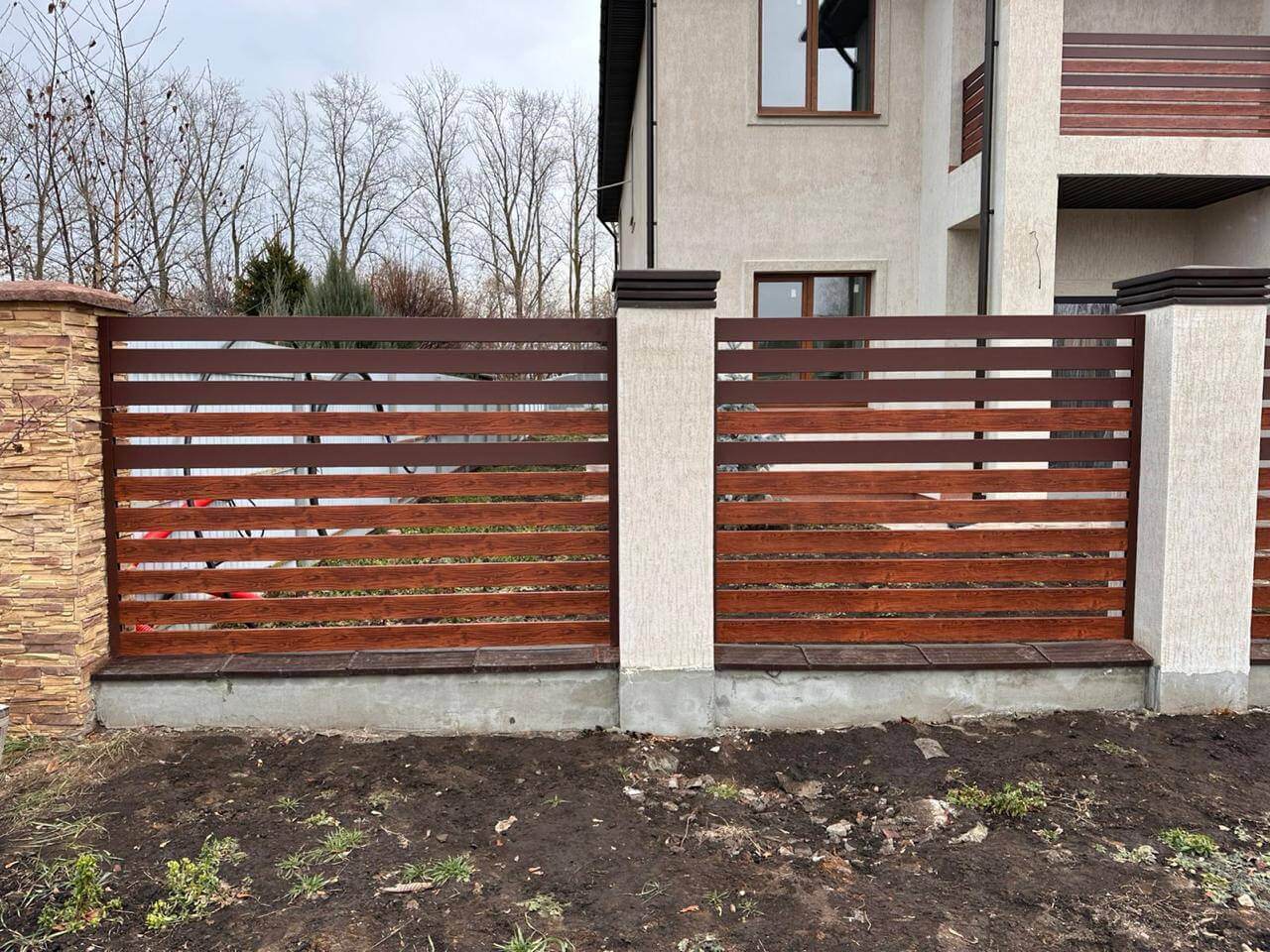 Забор-ранчо из металлопланкена 10м RAL8017 Шоколад МАТТЕ + Темное Дерево (Printech) фото 2 в Рубежном