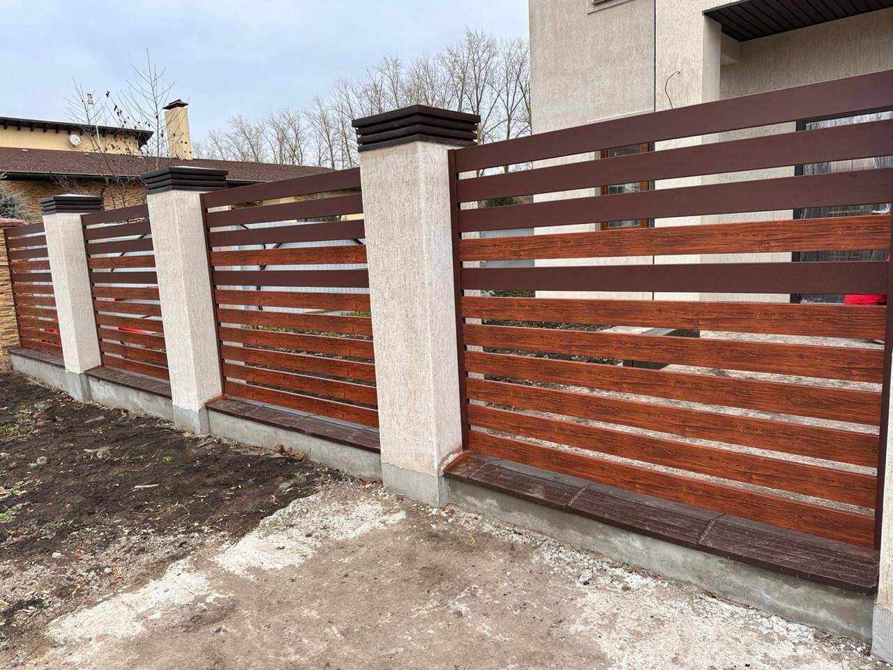 Забор-ранчо из металлопланкена 10м RAL8017 Шоколад МАТТЕ + Темное Дерево (Printech) в Рубежном