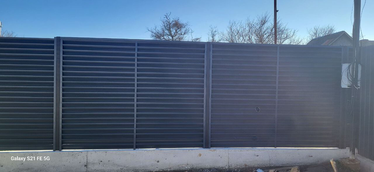 Забор из ламелей еврожалюзи 30м RAL7024/7024 Серый Графит двусторонний фото 6 в Рубежном