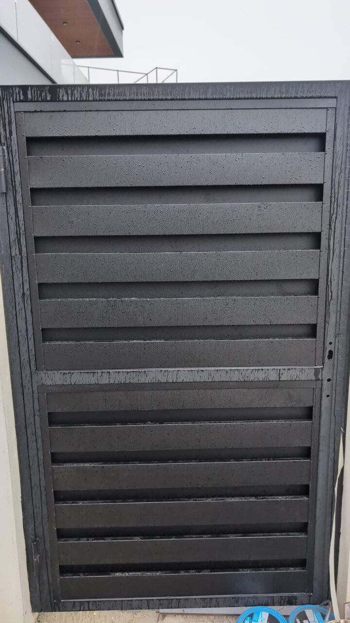 Откатные ворота с калиткой из металлопланкена RAL9005/9005 Черный двусторонний МАТТЕ фото 3 в Рубежном