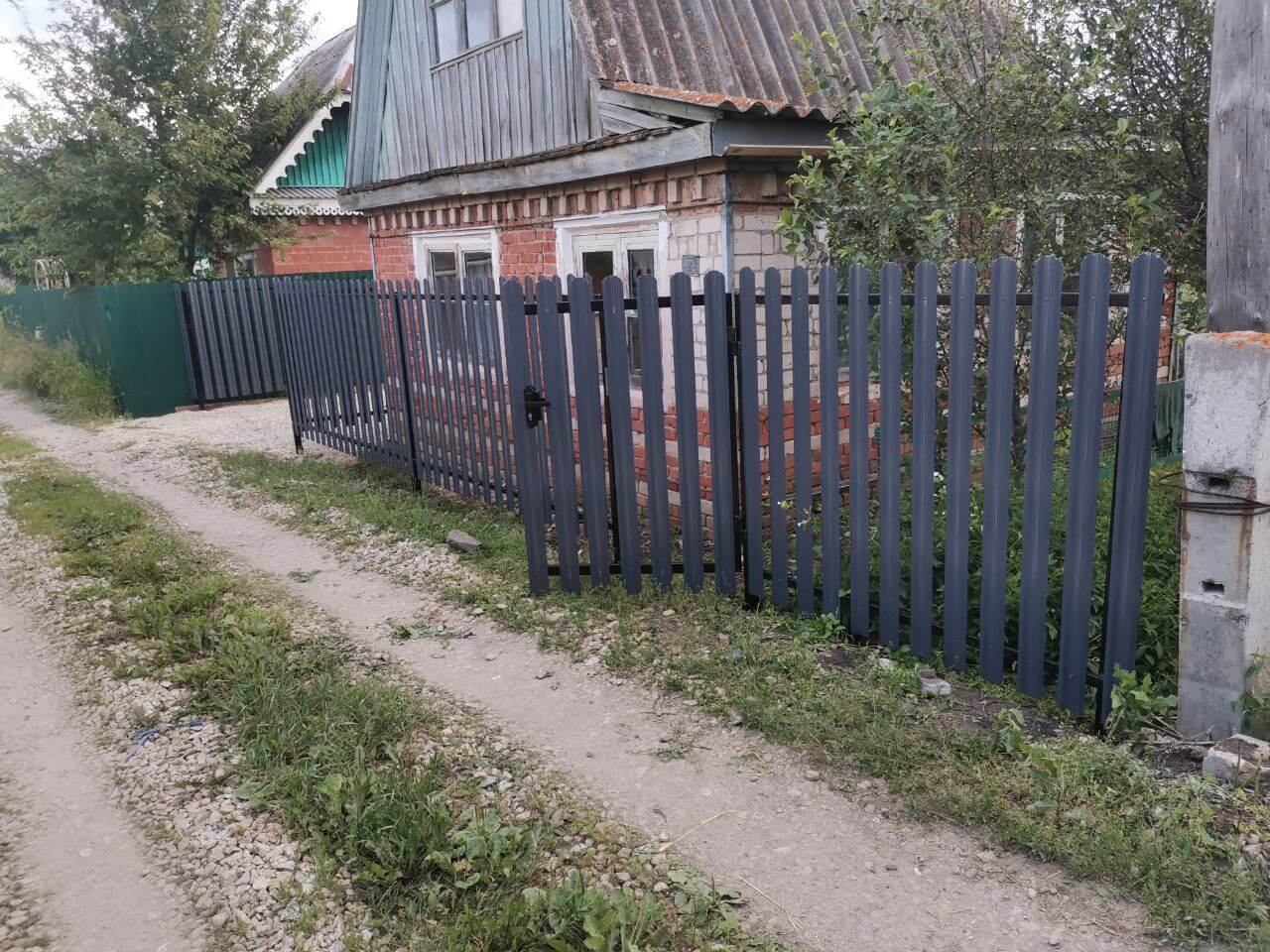 Забор из евроштакетника 7м RAL7024/7024 Серый Графит двусторонний фото 3 в Рубежном