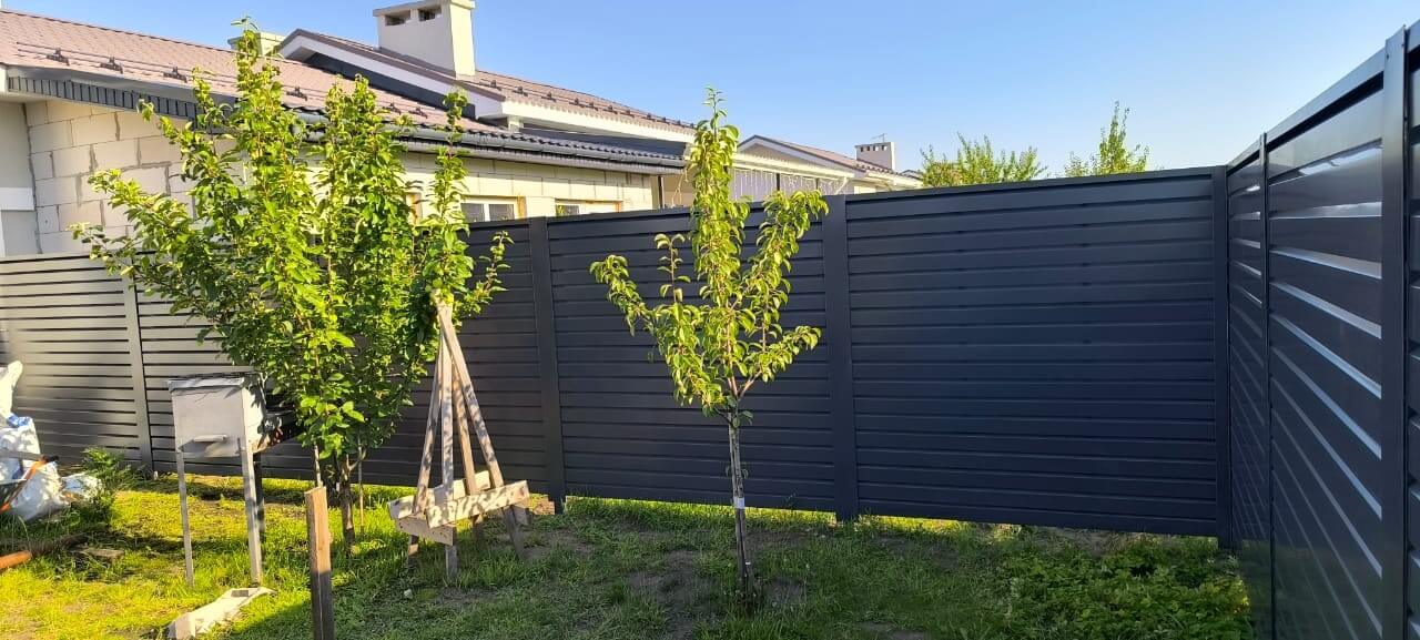 Забор-жалюзи из ламелей Хай-Тек 62м RAL7024/7024 Серый Графит двусторонний фото 4 в Рубежном