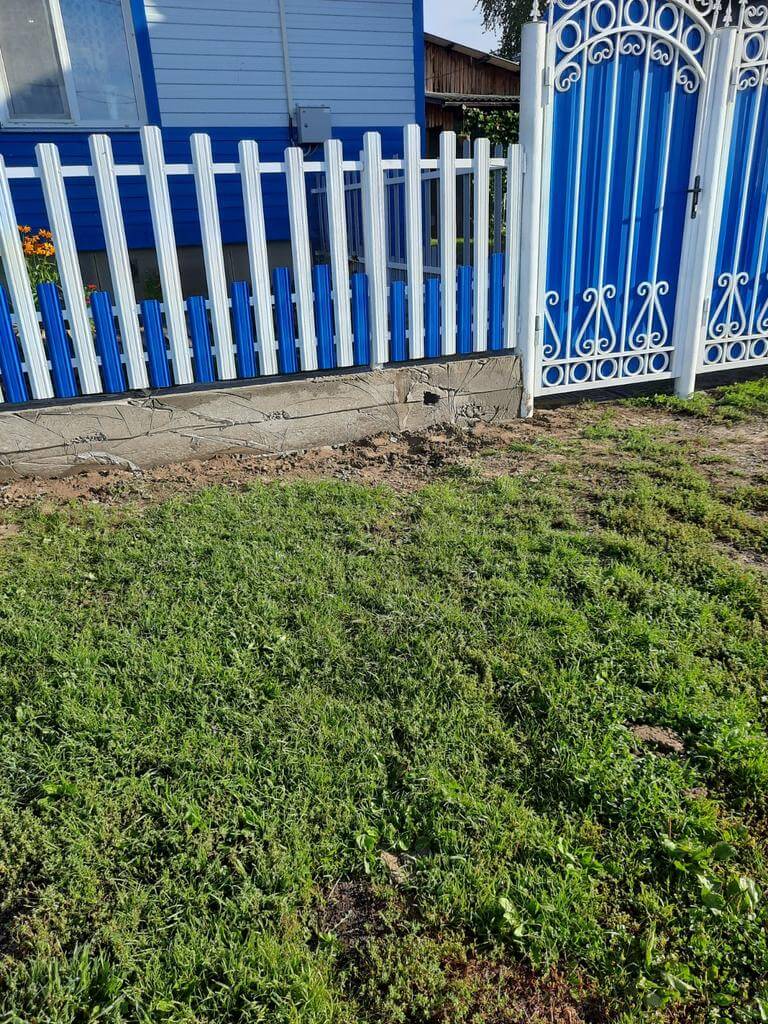 Забор из евроштакетника 14м RAL9003 Белый, RAL5005 Синий Сигнал фото 2 в Рубежном