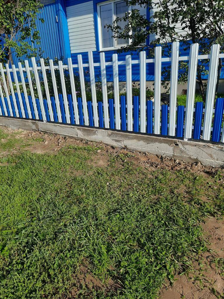 Забор из евроштакетника 14м RAL9003 Белый, RAL5005 Синий Сигнал фото 1 в Рубежном