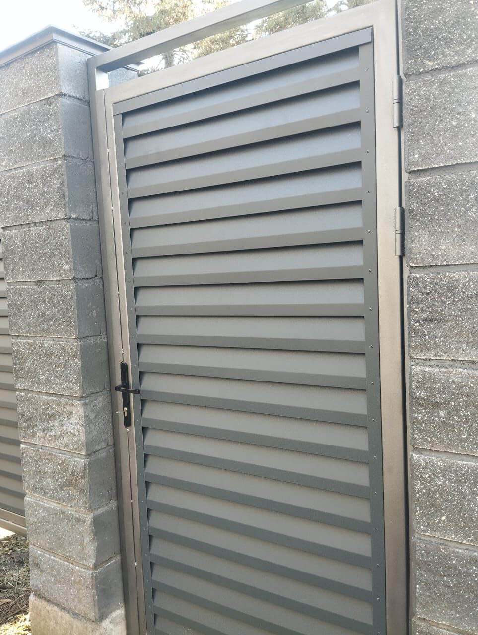 Откатные ворота с калиткой из ламелей Реснички RAL7024/7024 Серый Графит двусторонний МАТТЕ фото 2 в Рубежном