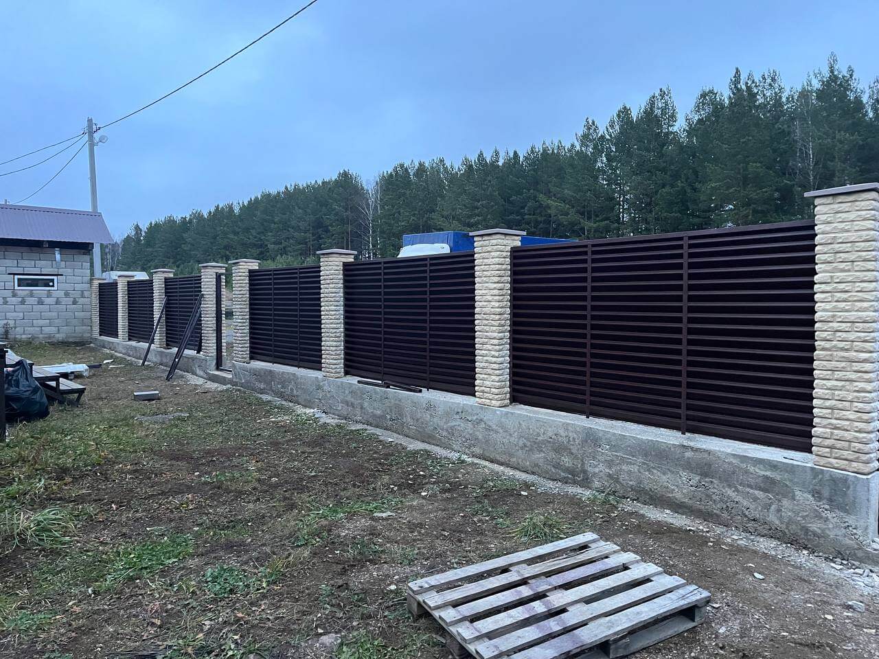 Забор-жалюзи из ламелей ЭКО-Z 18м RAL8017/8017 Шоколад двусторонний фото 3 в Рубежном