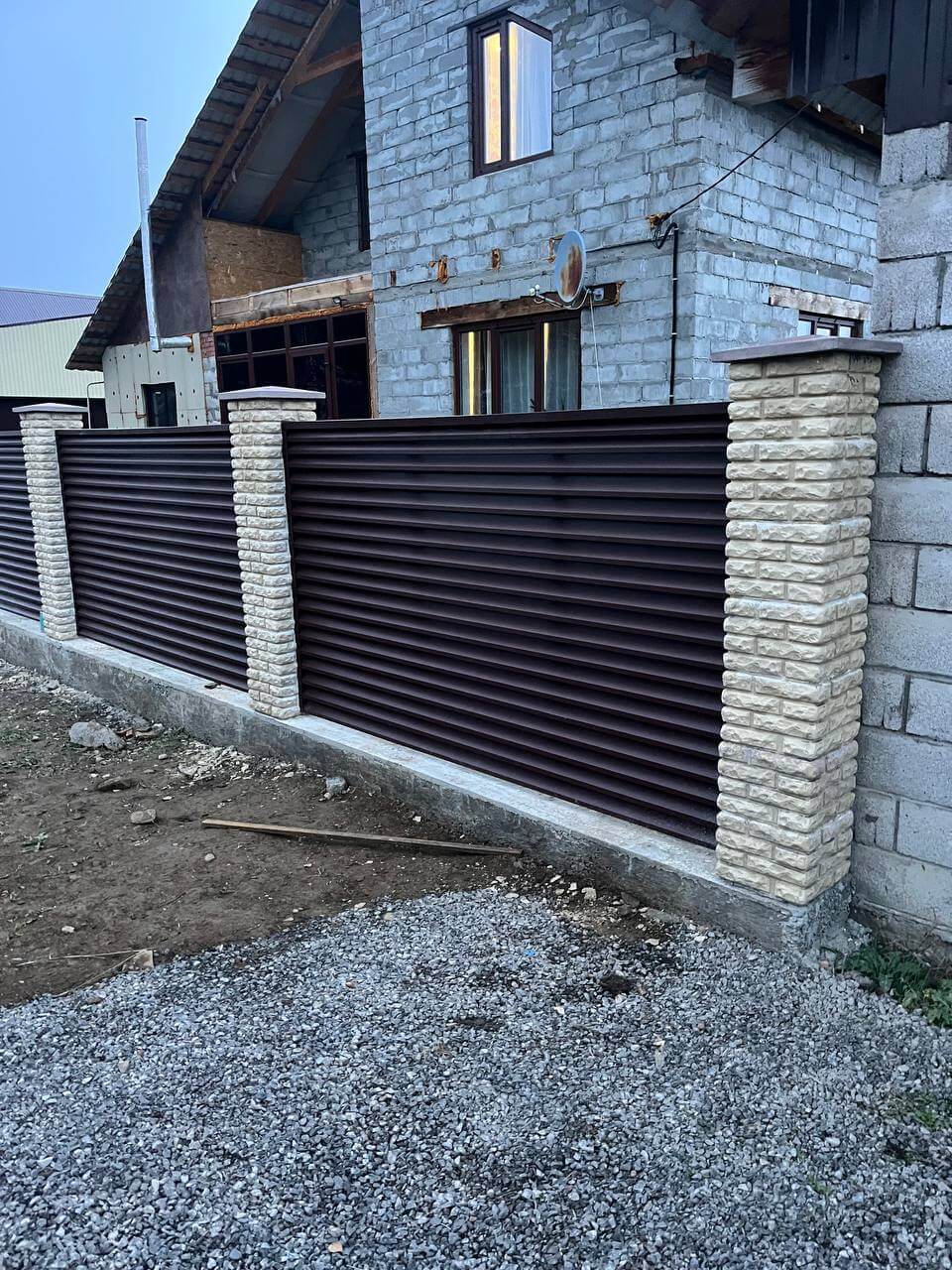 Забор-жалюзи из ламелей ЭКО-Z 18м RAL8017/8017 Шоколад двусторонний фото 2 в Рубежном