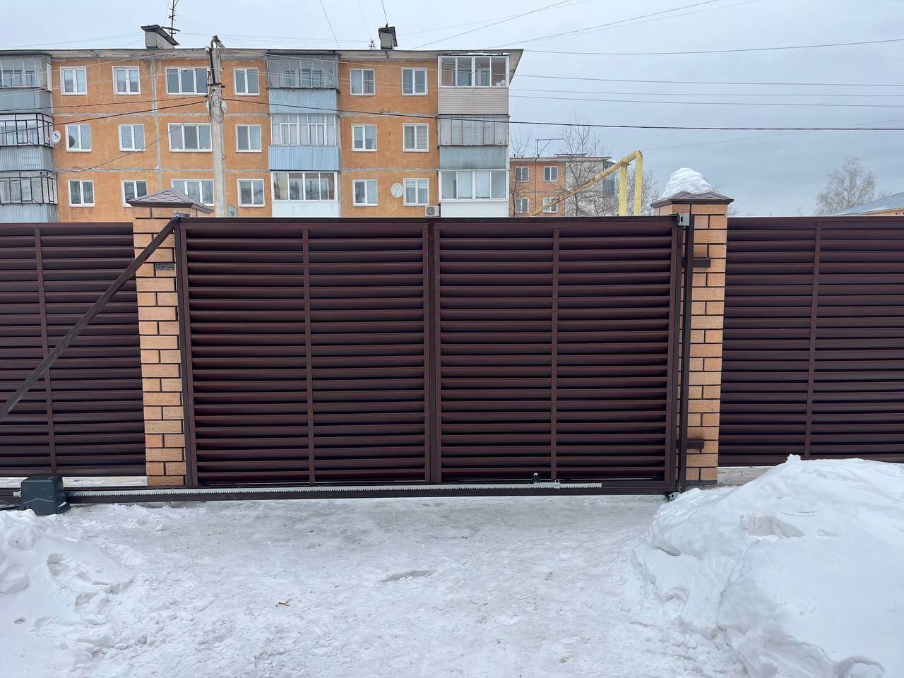 Забор-жалюзи из ламелей ЭКО-Z 87м RAL8017/8017 Шоколад двусторонний МАТТЕ фото 10 в Рубежном