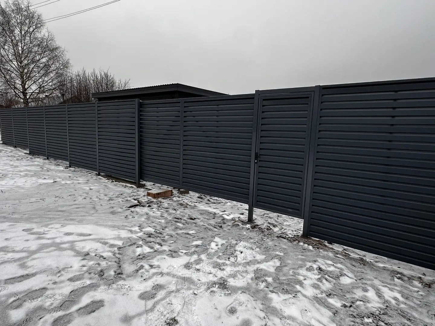 Забор-жалюзи из ламелей Хай-Тек 20м RAL7024/7024 Серый Графит двусторонний МАТТЕ фото 4 в Рубежном
