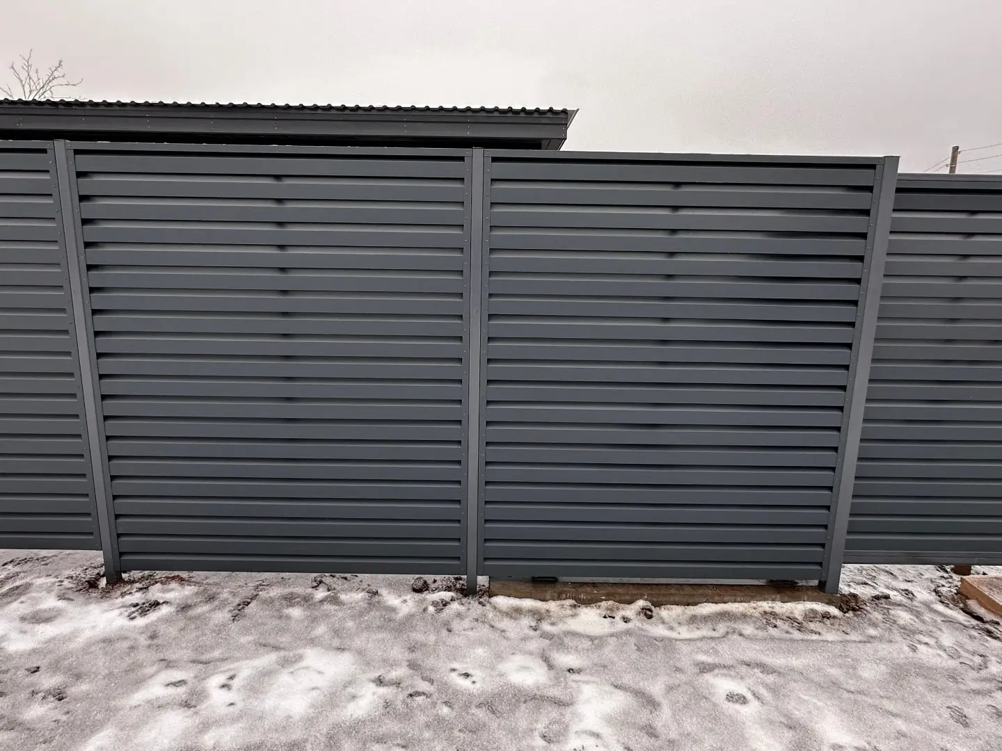 Забор-жалюзи из ламелей Хай-Тек 20м RAL7024/7024 Серый Графит двусторонний МАТТЕ фото 2 в Рубежном