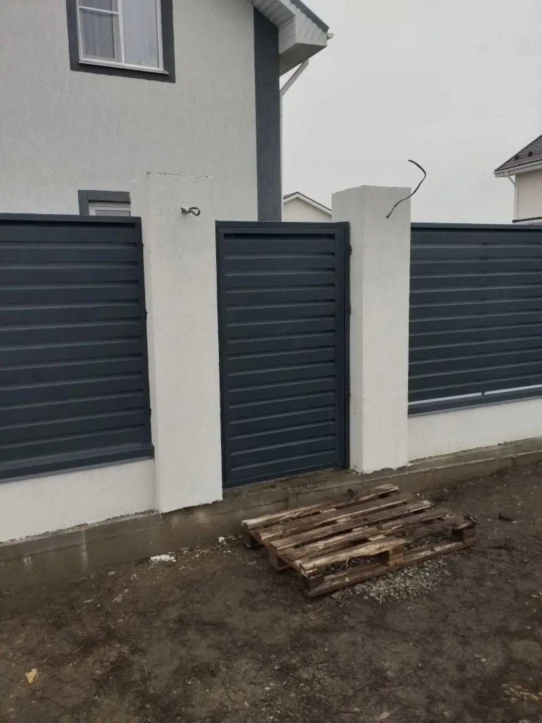 Забор-жалюзи из ламелей Хай-Тек 12м RAL7024 Серый Графит МАТТЕ фото 1 в Рубежном