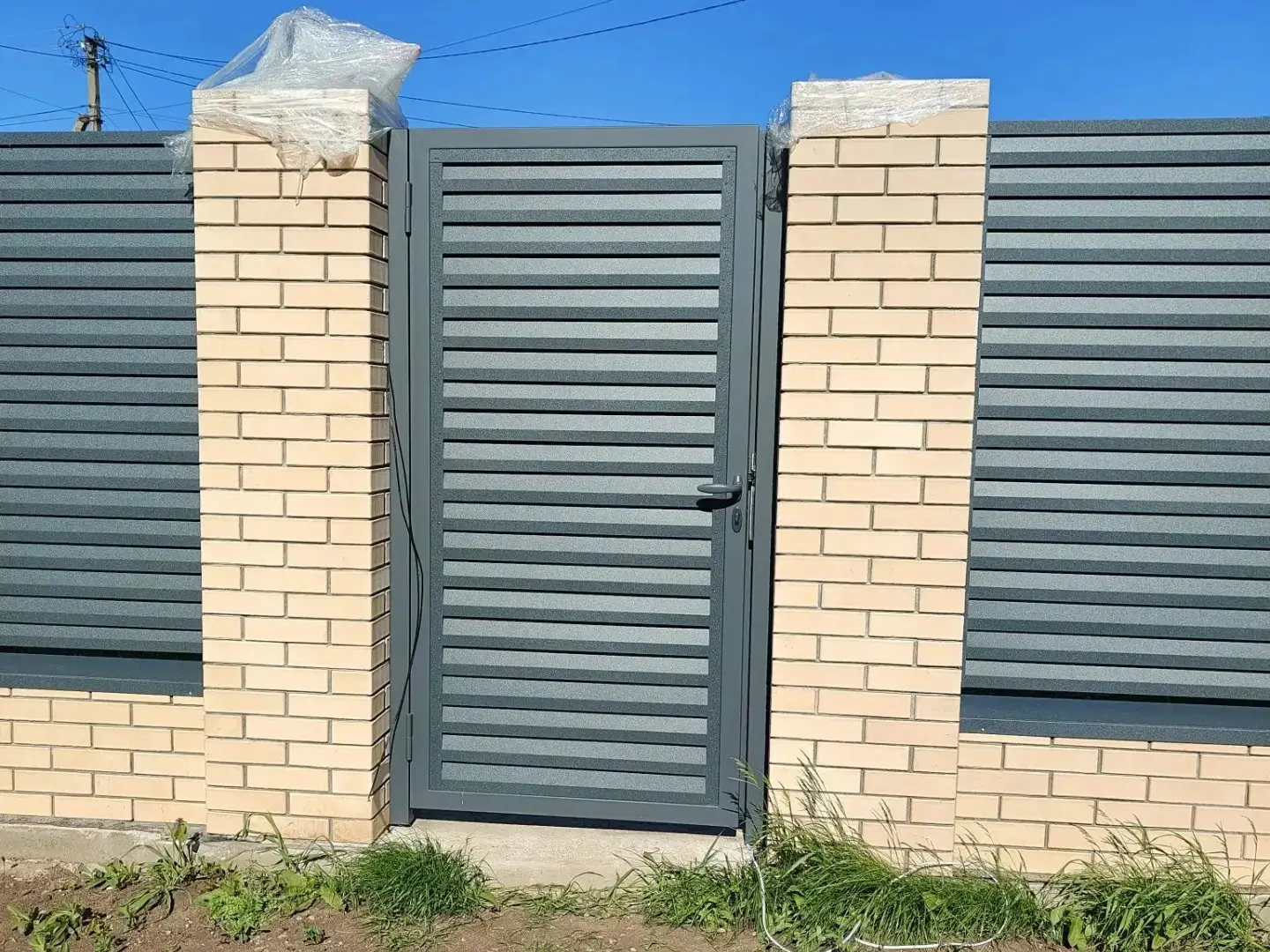 Забор-жалюзи из ламелей Реснички 16м RAL7024 Серый Графит Стальной Бархат фото 2 в Рубежном