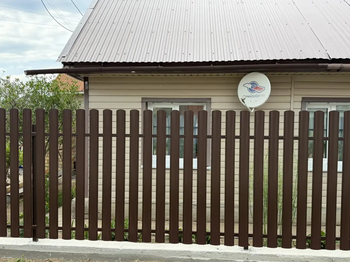 Комбинированный забор из ламелей ЭКО-Z-US и евроштакетника 18м RAL8017 Шоколад МАТТЕ, Полиэстер фото 3 в Рубежном